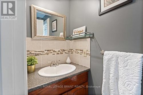 17 Scarfe Gdns, Brantford, ON - Indoor Photo Showing Bathroom