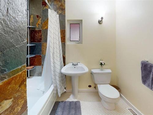 9891 Spalding Rd, Pender Island, BC - Indoor Photo Showing Bathroom