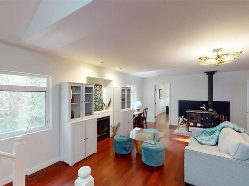 9891 Spalding Rd, Pender Island, BC - Indoor Photo Showing Living Room With Fireplace