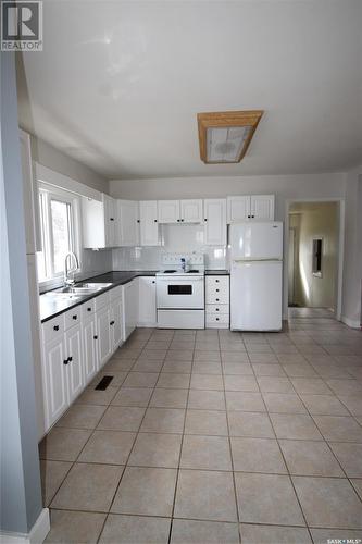 528 Redcoat Drive, Eastend, SK - Indoor Photo Showing Kitchen With Double Sink