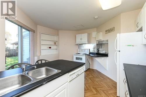 5594 7Th St, Union Bay, BC - Indoor Photo Showing Kitchen With Double Sink