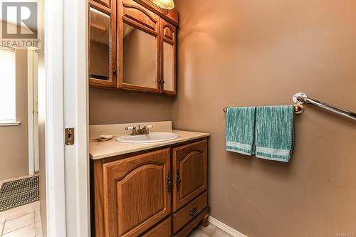 5594 7Th St, Union Bay, BC - Indoor Photo Showing Bathroom