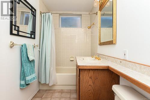 5594 7Th St, Union Bay, BC - Indoor Photo Showing Bathroom