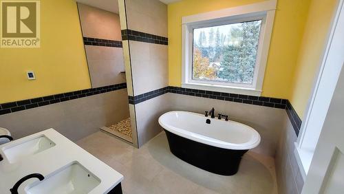 4920 Riverside Avenue, Grand Forks, BC - Indoor Photo Showing Bathroom