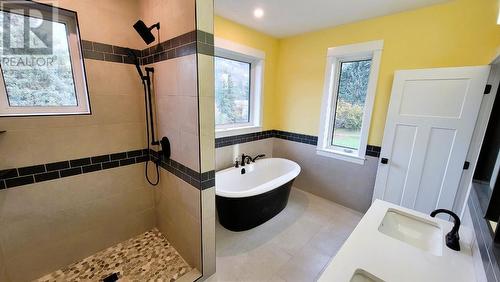 4920 Riverside Avenue, Grand Forks, BC - Indoor Photo Showing Bathroom