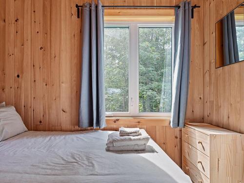 Chambre Ã Â coucher - 1 Av. De La Montagne, Saint-Tite-Des-Caps, QC - Indoor Photo Showing Bedroom