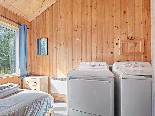 Chambre Ã Â coucher - 1 Av. De La Montagne, Saint-Tite-Des-Caps, QC - Indoor Photo Showing Laundry Room