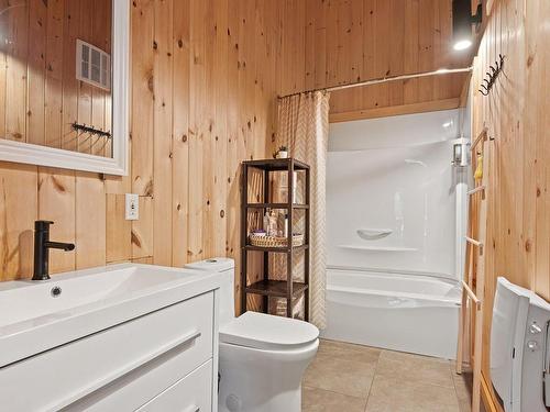 Salle de bains - 1 Av. De La Montagne, Saint-Tite-Des-Caps, QC - Indoor Photo Showing Bathroom