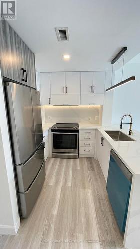 311 - 600 Eglinton Avenue E, Toronto, ON - Indoor Photo Showing Kitchen With Upgraded Kitchen