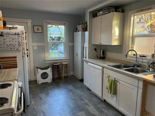 446 Festubert St, Duncan, BC - Indoor Photo Showing Kitchen With Double Sink