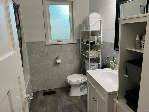 446 Festubert St, Duncan, BC - Indoor Photo Showing Bathroom