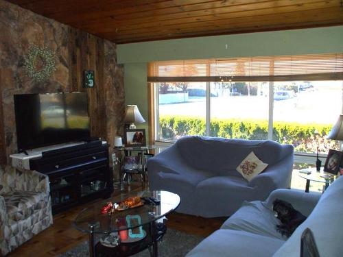 2026 Cleasby Street, Merritt, BC - Indoor Photo Showing Living Room