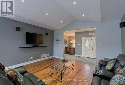 18370 Keele St, King, ON - Indoor Photo Showing Living Room
