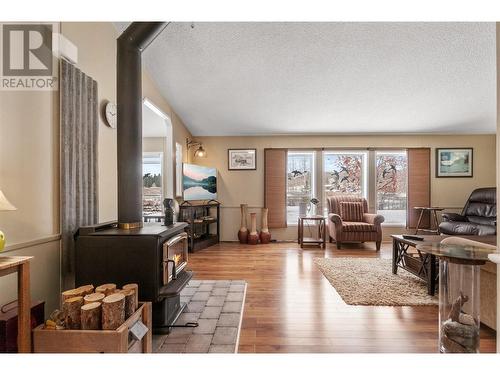 921 Copper Mountain Road, Princeton, BC - Indoor Photo Showing Living Room
