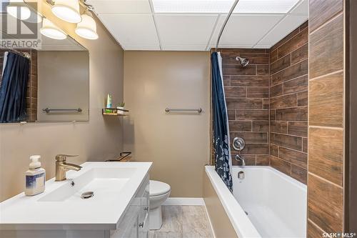 213 29Th Street W, Saskatoon, SK - Indoor Photo Showing Bathroom
