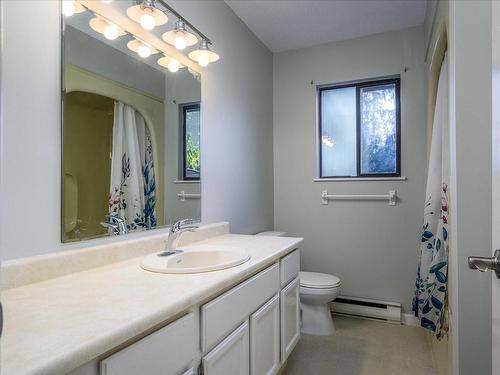 1745 Alice Rd, Nanaimo, BC - Indoor Photo Showing Bathroom