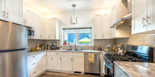422 10Th Avenue N, Creston, BC - Indoor Photo Showing Kitchen With Upgraded Kitchen