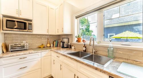 422 10Th Avenue N, Creston, BC - Indoor Photo Showing Kitchen With Double Sink