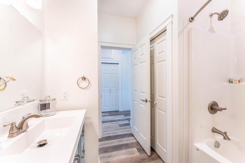 422 10Th Avenue N, Creston, BC - Indoor Photo Showing Bathroom