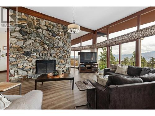 3623 Glencoe Road, West Kelowna, BC - Indoor Photo Showing Living Room With Fireplace