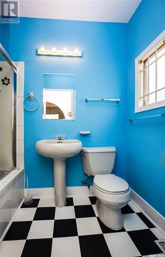 424 J Avenue N, Saskatoon, SK - Indoor Photo Showing Bathroom