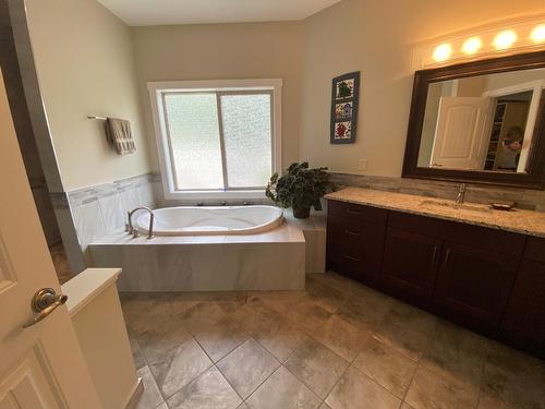8865 Riverside Drive, Grand Forks, BC - Indoor Photo Showing Bathroom