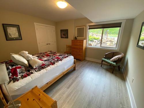 8865 Riverside Drive, Grand Forks, BC - Indoor Photo Showing Bedroom
