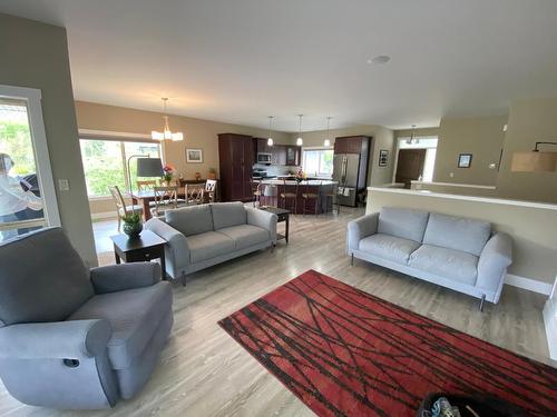 8865 Riverside Drive, Grand Forks, BC - Indoor Photo Showing Living Room
