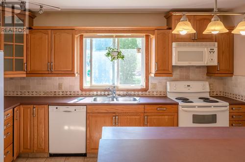 7952 Hwy 97, Oliver, BC - Indoor Photo Showing Kitchen With Double Sink