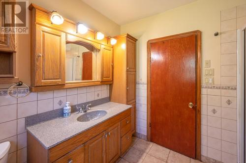 7952 Hwy 97, Oliver, BC - Indoor Photo Showing Bathroom