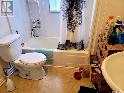 405 Ominica Street W, Moose Jaw, SK - Indoor Photo Showing Bathroom