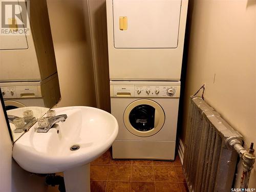 405 Ominica Street W, Moose Jaw, SK - Indoor Photo Showing Laundry Room