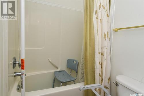 201 1901 Victoria Avenue, Regina, SK - Indoor Photo Showing Bathroom