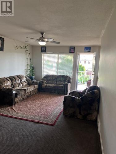 351 Fizet Avenue, Kelowna, BC - Indoor Photo Showing Living Room