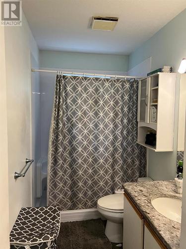 351 Fizet Avenue, Kelowna, BC - Indoor Photo Showing Bathroom