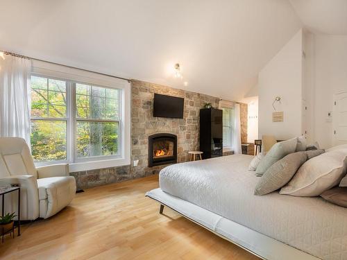 Master bedroom - 723 Rue Des Chardonnerets, Mont-Saint-Hilaire, QC - Indoor With Fireplace