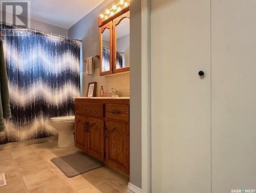 126 4Th Avenue W, Melville, SK - Indoor Photo Showing Bathroom