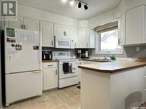 126 4Th Avenue W, Melville, SK - Indoor Photo Showing Kitchen