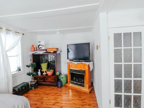 Living room - 425 Boul. Perron E., Caplan, QC - Indoor With Fireplace