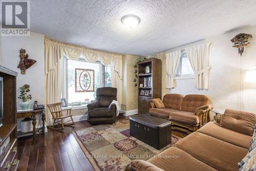 11438 C Loyalist Pkwy N, Prince Edward County, ON - Indoor Photo Showing Living Room