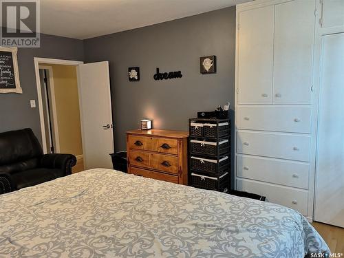 400 4Th Avenue W, Kindersley, SK - Indoor Photo Showing Bedroom
