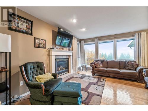 231 17 Street Se, Salmon Arm, BC - Indoor Photo Showing Living Room With Fireplace