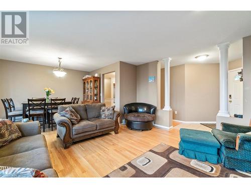 231 17 Street Se, Salmon Arm, BC - Indoor Photo Showing Living Room