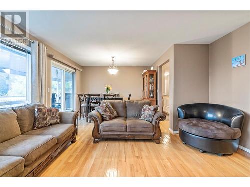 231 17 Street Se, Salmon Arm, BC - Indoor Photo Showing Living Room