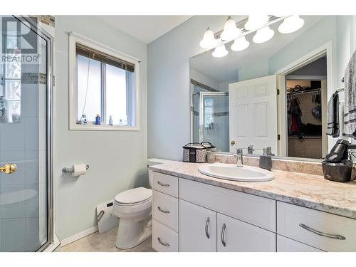 231 17 Street Se, Salmon Arm, BC - Indoor Photo Showing Bathroom