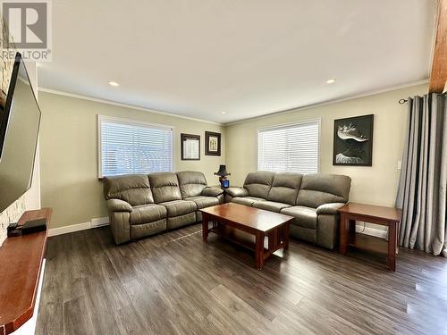 2288 Cunningham Road, 70 Mile House, BC - Indoor Photo Showing Living Room
