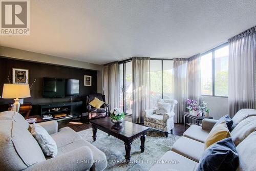 #403 -50 Baif Blvd, Richmond Hill, ON - Indoor Photo Showing Living Room