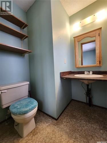 571 13Th Street Ne, Weyburn, SK - Indoor Photo Showing Bathroom
