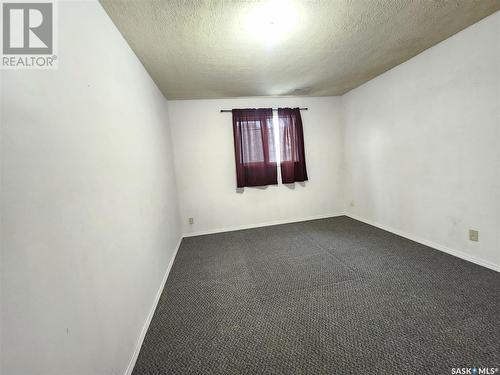 571 13Th Street Ne, Weyburn, SK - Indoor Photo Showing Other Room