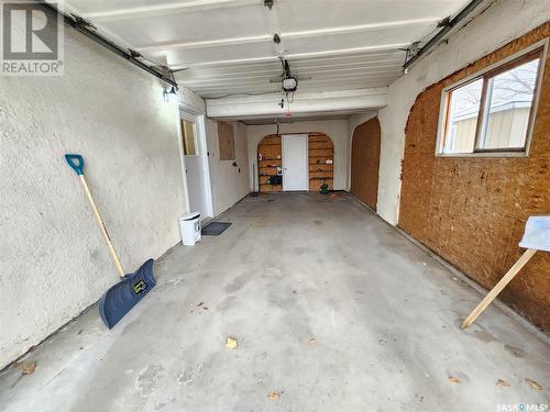 571 13Th Street Ne, Weyburn, SK - Indoor Photo Showing Garage